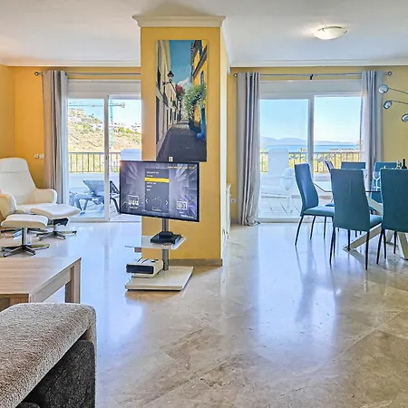 Spacious 4 Bedroom Townhouse In Bahia De * Casares